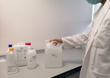 Farmacia del Área Sanitaria Serranía produce gel hidroalcohólico para la desinfección de manos