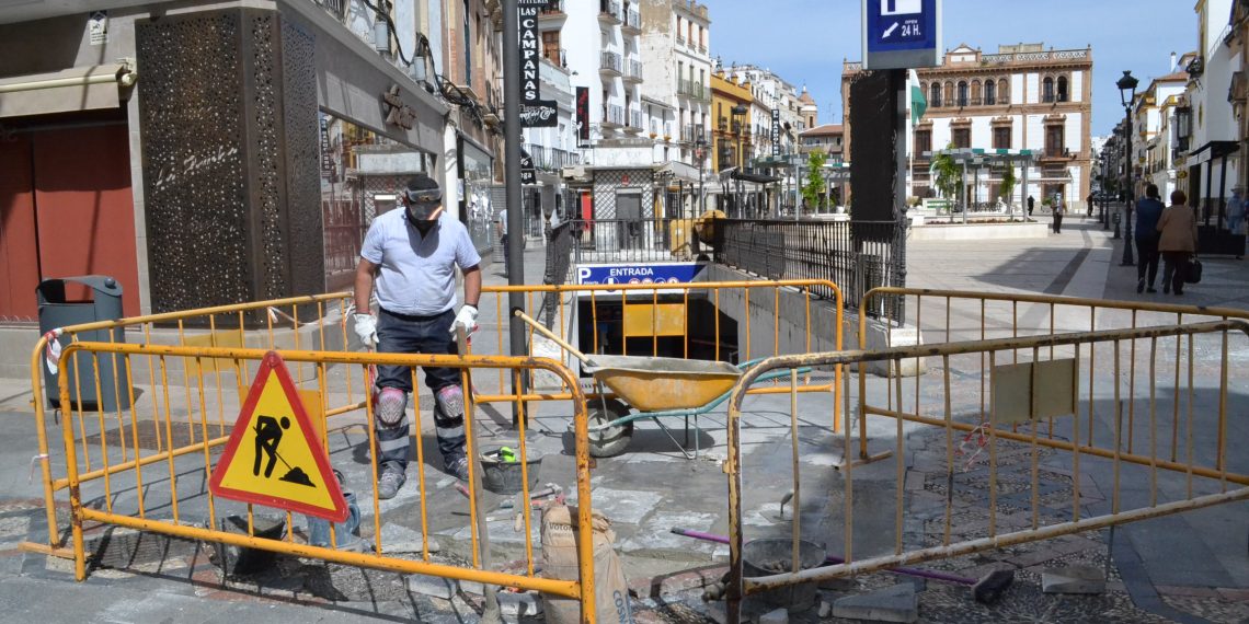 EL AYUNTAMIENTO PONE A PUNTO LA CALLE ESPINEL PARA EL REINICIO DE LA ACTIVIDAD DE LOS COMERCIOS DE LA ZONA