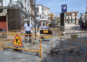 EL AYUNTAMIENTO PONE A PUNTO LA CALLE ESPINEL PARA EL REINICIO DE LA ACTIVIDAD DE LOS COMERCIOS DE LA ZONA
