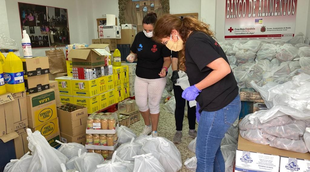 EL AYUNTAMIENTO Y CRUZ ROJA ORGANIZAN UN NUEVO REPARTO DE ALIMENTOS INCLUYENDO PRODUCTOS DE HIGIENE