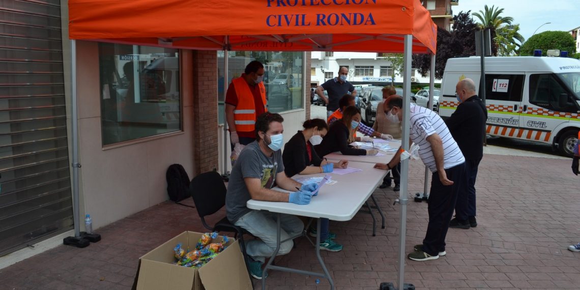 LOS RONDEÑOS SIGUEN CONSIGUIENDO SUS MASCARILLAS EN LOS REPARTOS QUE ESTÁ REALIZANDO EL AYUNTAMIENTO