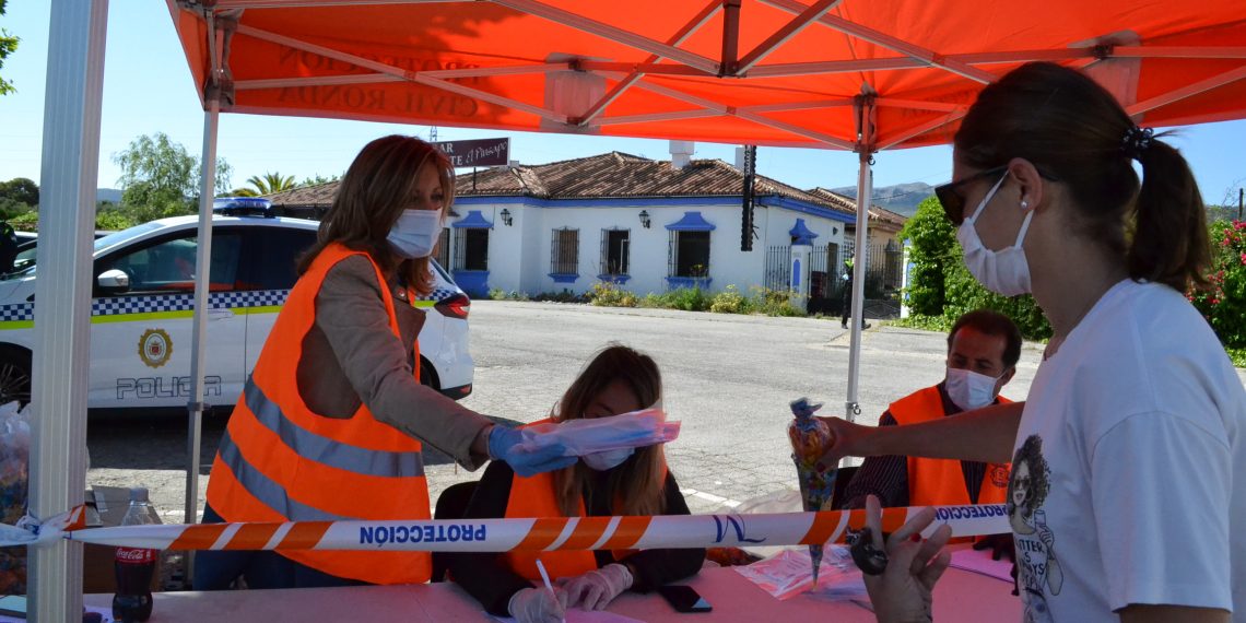 LOS VECINOS DE LAS BARRIADAS DE LAS PEÑAS, ARENAL Y PLANILLA RECIBEN LAS MASCARILLAS QUE REPARTE EL AYUNTAMIENTO