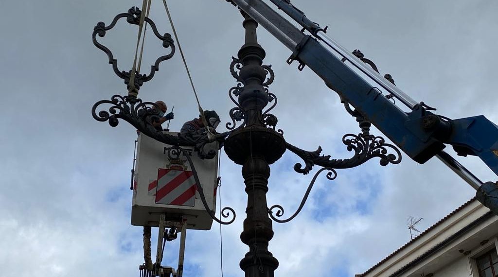 EL AYUNTAMIENTO RESTAURA LA HISTÓRICA FAROLA SITUADA EN LA CÉNTRICA PLAZA DE CARMEN ABELA