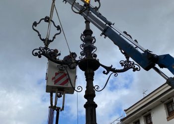 EL AYUNTAMIENTO RESTAURA LA HISTÓRICA FAROLA SITUADA EN LA CÉNTRICA PLAZA DE CARMEN ABELA