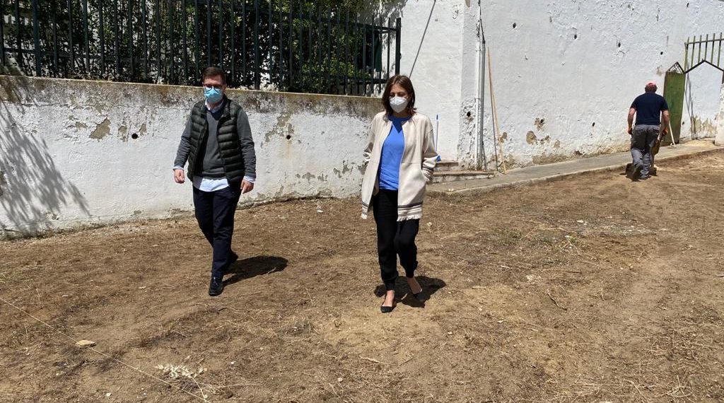 EL AYUNTAMIENTO RECUPERA EL PATIO TRASERO DEL COLEGIO ‘MARTÍN PINZÓN’ CON UNA INVERSIÓN DE 8.000 EUROS