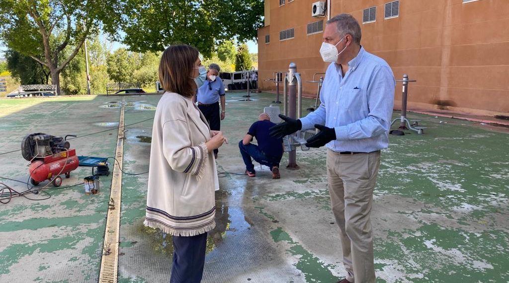 EMPLEADOS MUNICIPALES DEL ÁREA DE DEPORTES REALIZAN LAS TAREAS DE MEJORA EN VARIOS ESPACIOS PÚBLICOS DE LA CIUDAD