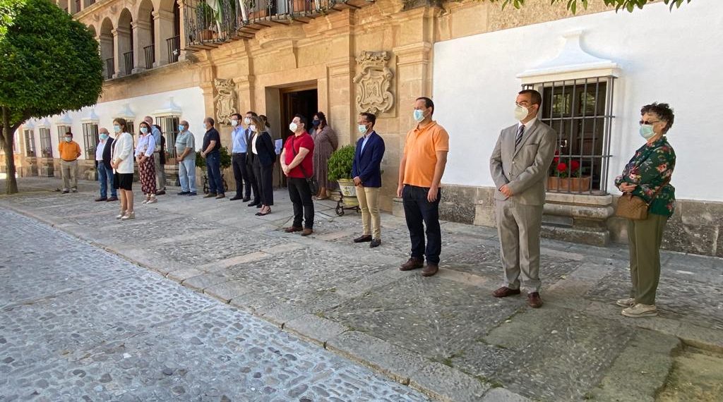 EL AYUNTAMIENTO GUARDA UN MINUTO DE SILENCIO EN EL INICIO DE LOS DIEZ DÍAS DE LUTO OFICIAL POR LAS VÍCTIMAS DE LA COVID-19