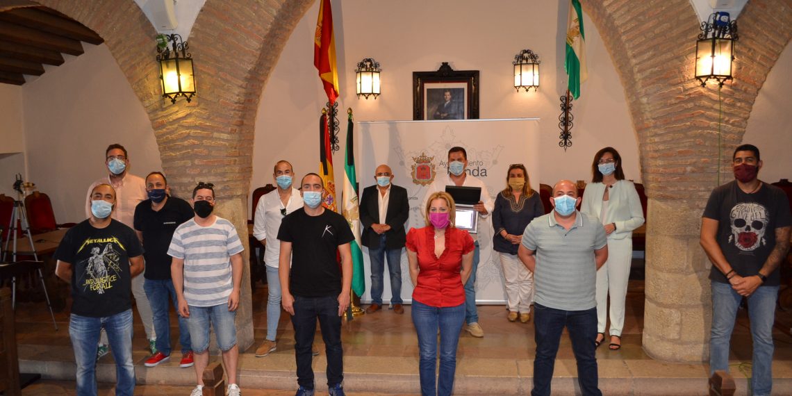 EL AYUNTAMIENTO Y LOS COMPONENTES DEL GRUPO “OÍDO SERRANIA” HOMENAJEAN A MIGUEL HERRERA DEL “ EL GOLIMBREO”.