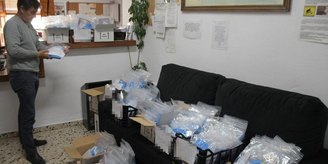 ALGATOCÍN REPARTE A LOS VECINOS KITS DE PROTECCIÓN FRENTE AL COVID-19