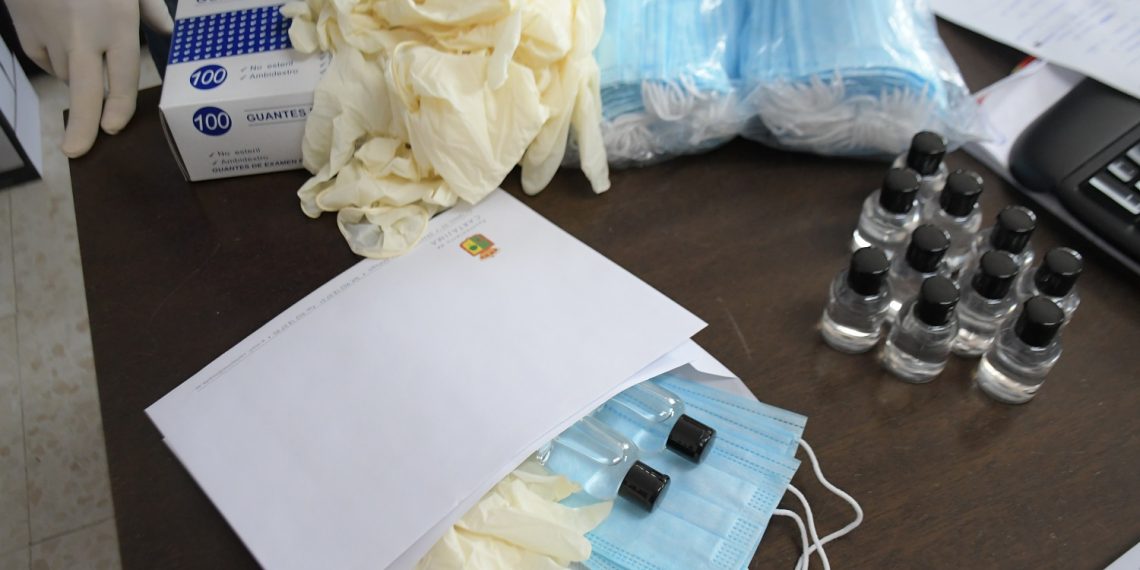 CARTAJIMA ENTREGA A SUS VECINOS MATERIAL DE PROTECCIÓN FRENTE AL CORONAVIRUS