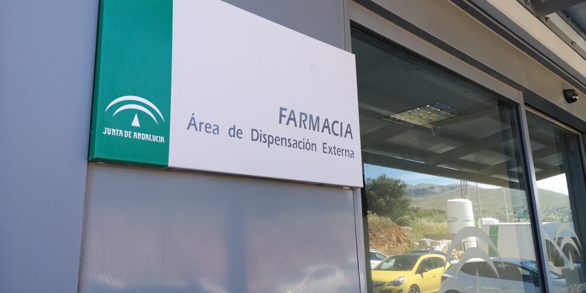 La Unidad de Farmacia del Hospital de la Serranía acerca medicamentos de uso hospitalario a casi 150 pacientes a través de los centros de salud