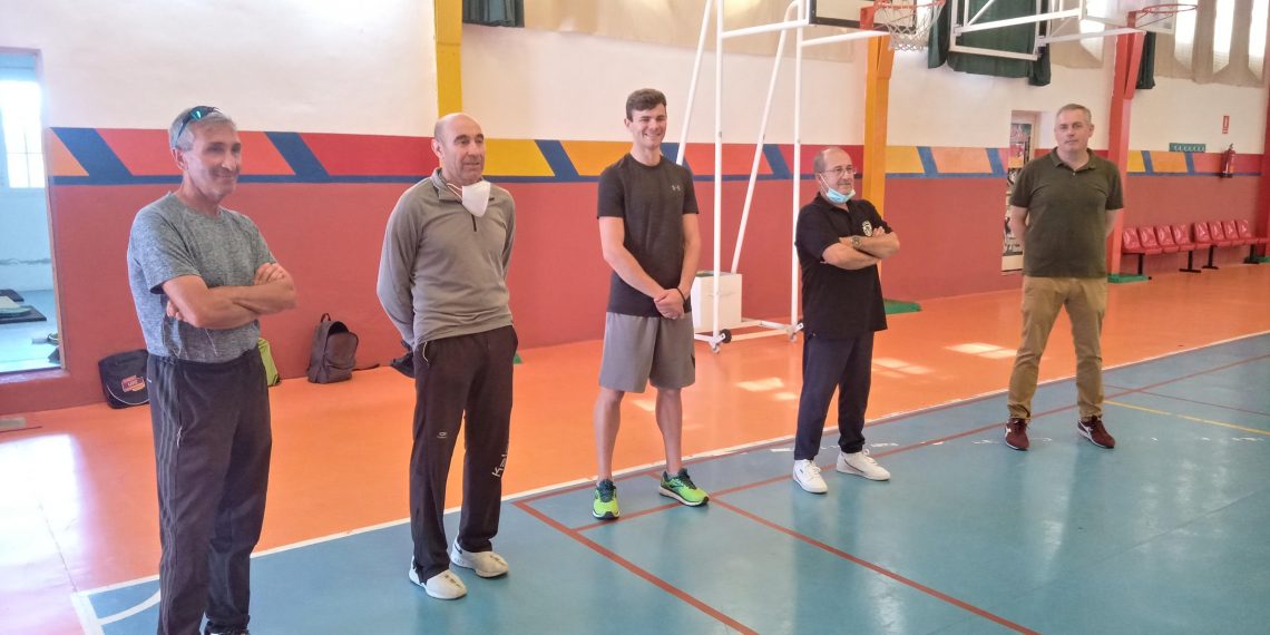 El polideportivo de ‘El Fuerte’ recibió ayer la visita del atleta olímpico Paco Sánchez