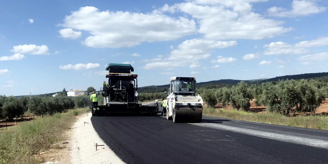 La Junta asfalta entre mañana y pasado el camino que conecta Arriate con la futura variante