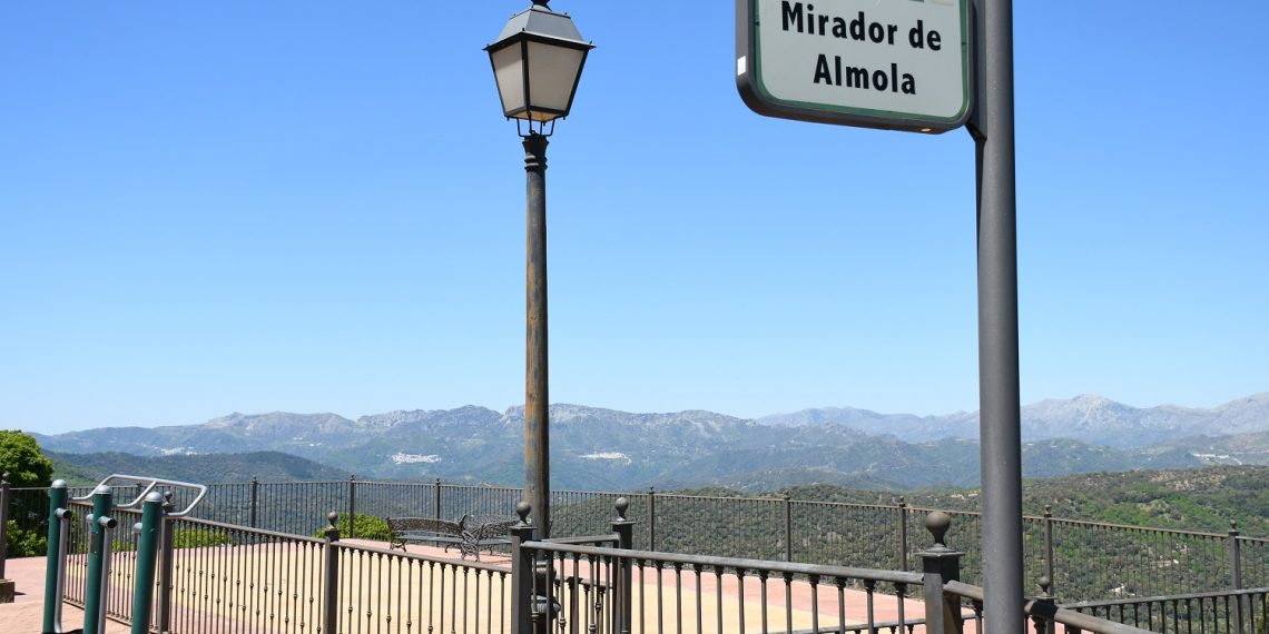 PUJERRA SE ASOMA AL MIRADOR DE ALMOLA