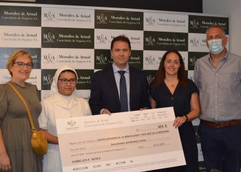 EL AYUNTAMIENTO DE RONDA ACOMPAÑA A LA CORREDURÍA DE SEGUROS MORALES Y ARNAL EN EL ACTO DE ENTREGA DE UN DONATIVO AL CENTRO RESIDENCIAL DE LA INMACULADA Y SAN JOSÉ DE LA MONTAÑA