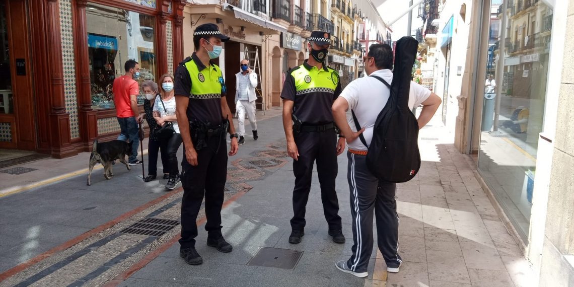 LA POLICÍA LOCAL LEVANTA UN TOTAL DE 20 SANCIONES A CIUDADANOS POR NO RESPETAR LA OBLIGACIÓN DE LLEVAR MASCARILLAS