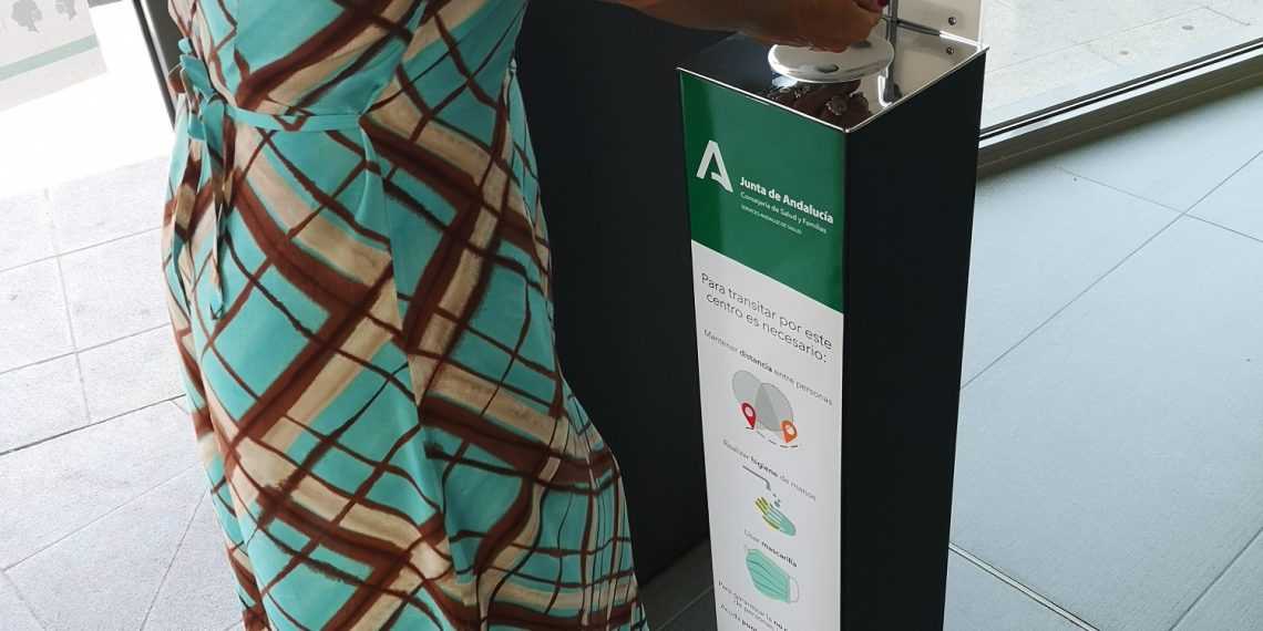 El Área Sanitaria Serranía de Málaga instala dispensadores de gel hidroalcohólico con accionamiento mediante el pie