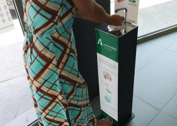 El Área Sanitaria Serranía de Málaga instala dispensadores de gel hidroalcohólico con accionamiento mediante el pie