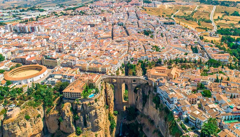 Noventa y nueve municipios pueden acogerse a un plan de la Diputación para impulsar el empleo con la ejecución de obras