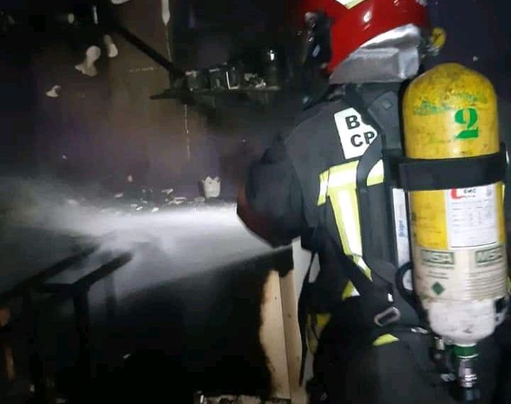 Tres hombres trasladados al hospital por inhalación de humo en el incendio de una vivienda