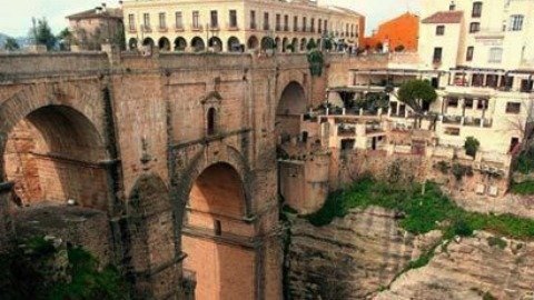 La Policía Nacional evita que una mujer se suicide en el Tajo