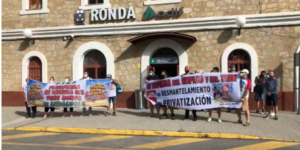 La Plataforma en Defensa del Tren Rural en Andalucía y Plataforma Tren Público y Digno para la Serranía llevan a cabo un encierro en la estación de Ronda