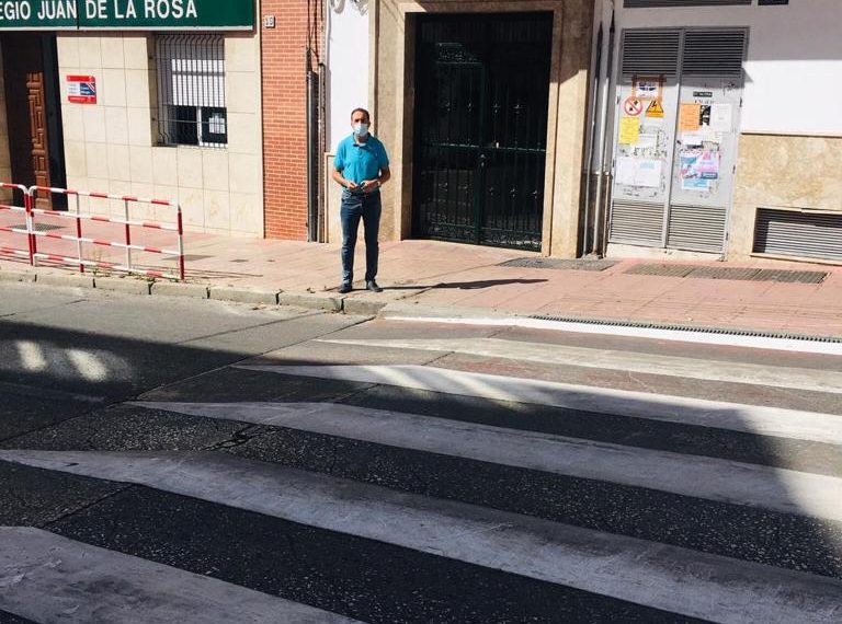 TRÁFICO LLEVA A CABO UNA CAMPAÑA DE REPITANDO DE LOS PASOS DE PEATONES CERCANOS A LOS CENTROS EDUCATIVOS