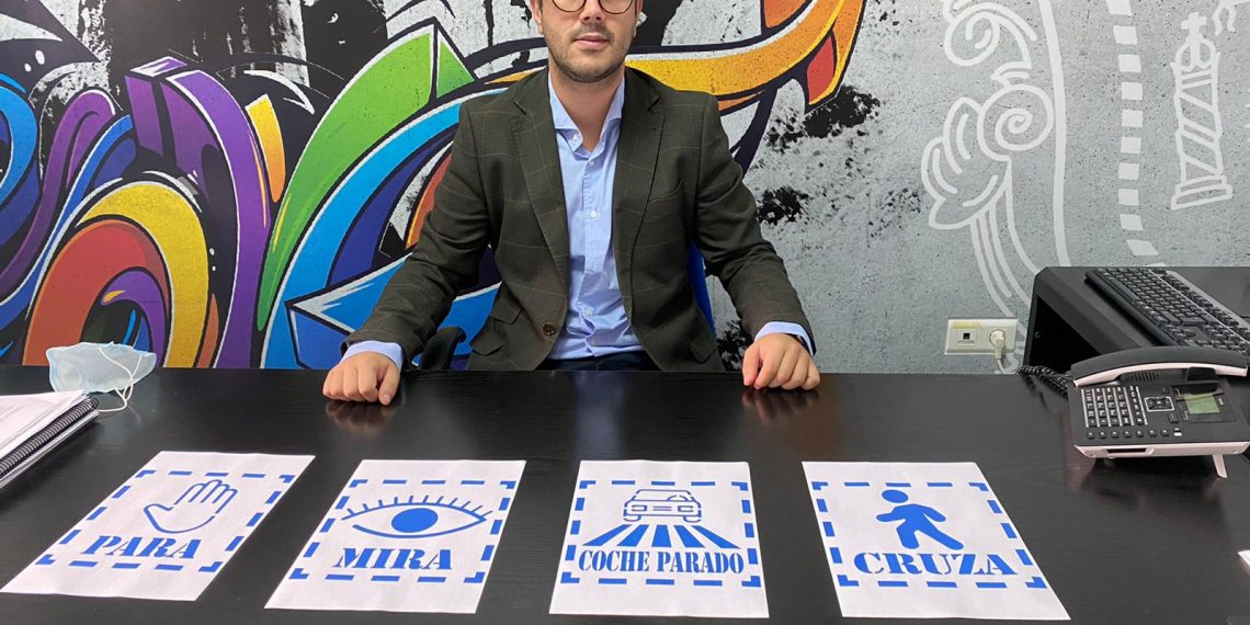 EL AYUNTAMIENTO COLOCA PICTOGRAMAS EN LOS PASOS DE CEBRA JUNTO A CENTROS EDUCATIVOS PARA AUMENTAR LA SEGURIDAD DE LOS PEATONES