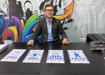 EL AYUNTAMIENTO COLOCA PICTOGRAMAS EN LOS PASOS DE CEBRA JUNTO A CENTROS EDUCATIVOS PARA AUMENTAR LA SEGURIDAD DE LOS PEATONES