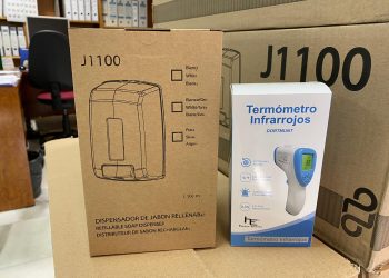 EL AYUNTAMIENTO REPARTE ENTRE LOS CENTROS EDUCATIVOS ELEMENTOS QUE REFORZARÁN LA SEGURIDAD SANITARIA