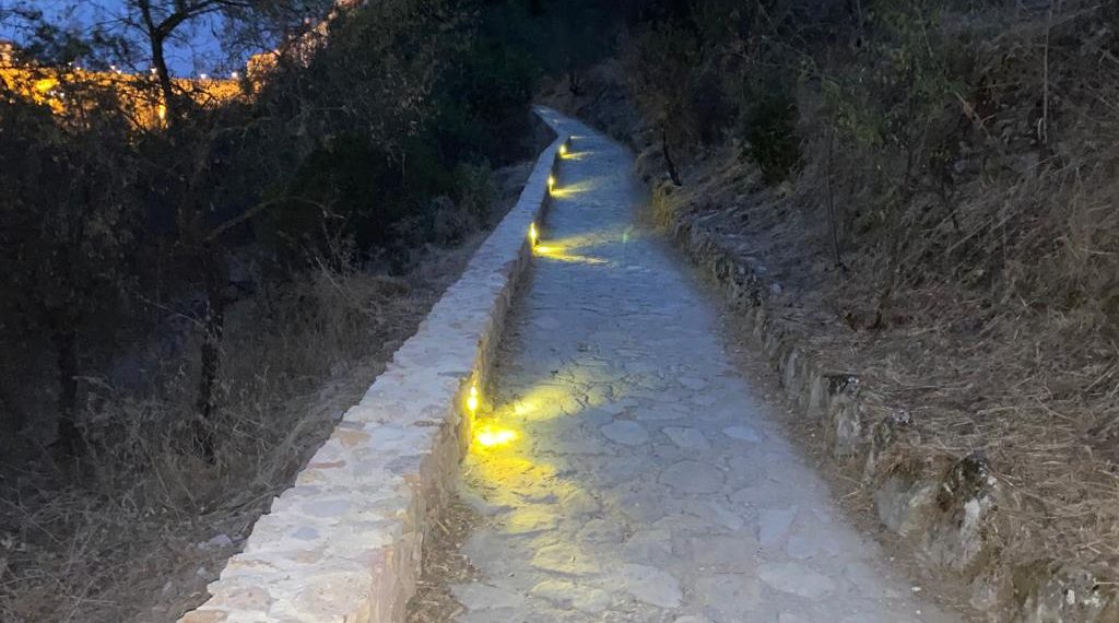 EL CAMINO DE ALBACAR YA CUENTA CON NUEVA ILUMINACIÓN NOCTURNA QUE COMENZÓ A FUNCIONAR EN LA JORNADA DE AYER