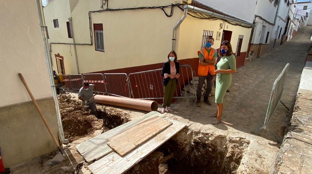 EL AYUNTAMIENTO COMIENZA LOS TRABAJOS DE ARREGLO DE LOS PROBLEMAS DE SANEAMIENTO EN LA CALLE CLAVEL
