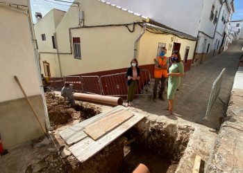 EL AYUNTAMIENTO COMIENZA LOS TRABAJOS DE ARREGLO DE LOS PROBLEMAS DE SANEAMIENTO EN LA CALLE CLAVEL