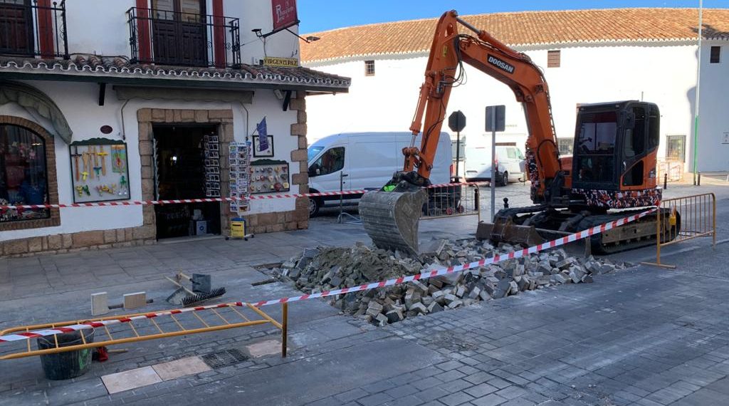 COMIENZA EL ARREGLO DE LOS DESPERFECTOS DETECTADOS EN LA PAVIMENTACIÓN DE CALLE VIRGEN DE LA PAZ