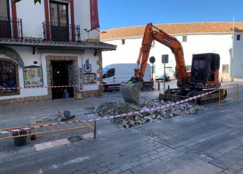 COMIENZA EL ARREGLO DE LOS DESPERFECTOS DETECTADOS EN LA PAVIMENTACIÓN DE CALLE VIRGEN DE LA PAZ