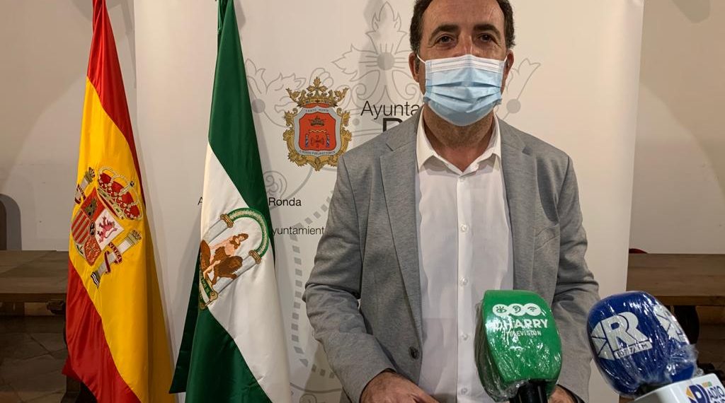 AGRICULTORES DE LAS PEDANÍAS PARTICIPAN CON SUS TRACTORES EN UNA NUEVA DESINFECCIÓN DE TODA LA CIUDAD