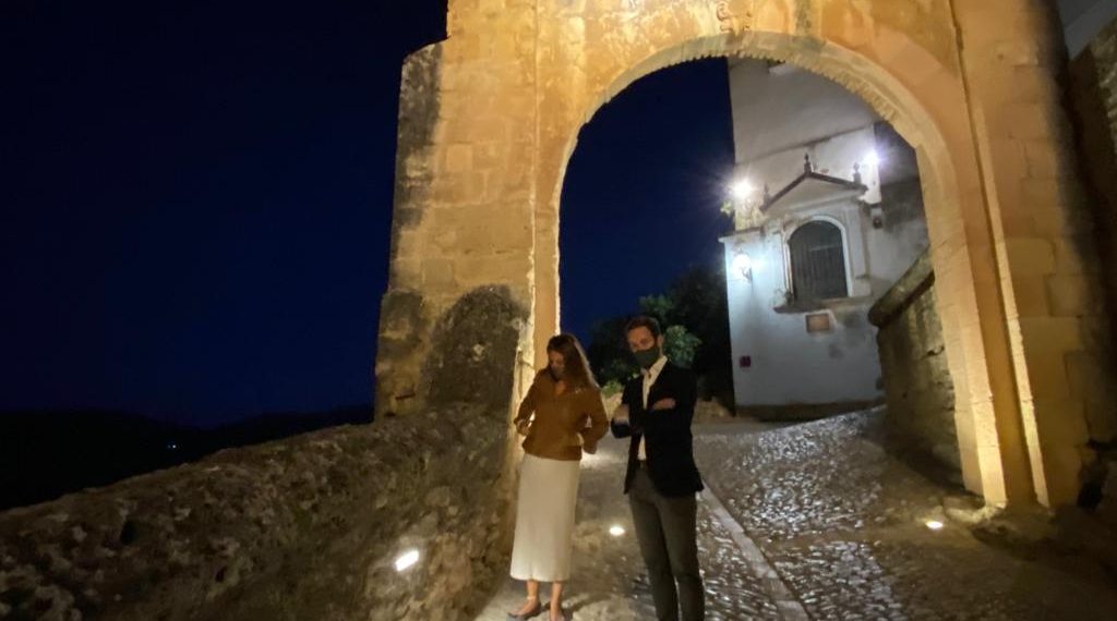 EL AYUNTAMIENTO ESTRENA LA NUEVA ILUMINACIÓN NOCTURNA DEL ARCO DE FELIPE V EN LA BARRIADA DE PADRE JESÚS