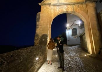 EL AYUNTAMIENTO ESTRENA LA NUEVA ILUMINACIÓN NOCTURNA DEL ARCO DE FELIPE V EN LA BARRIADA DE PADRE JESÚS