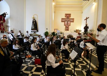 JUBRIQUE CELEBRÓ CON MÚSICA UN DÍA DE SAN FRANCISCO DIFERENTE
