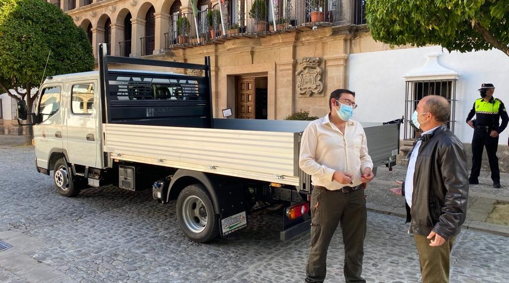 LA BRIGADA DE PARQUES Y JARDINES ESTRENA UN NUEVO VEHÍCULO QUE MEJORA LOS RECURSOS EN SU TRABAJO DIARIO