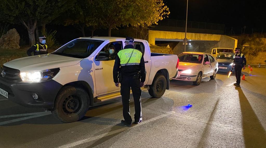 POLICÍA LOCAL Y NACIONAL ESTABLECEN DISPOSITIVOS PARA VIGILAR EL CUMPLIMIENTO DE LAS NUEVAS MEDIDAS SANITARIAS