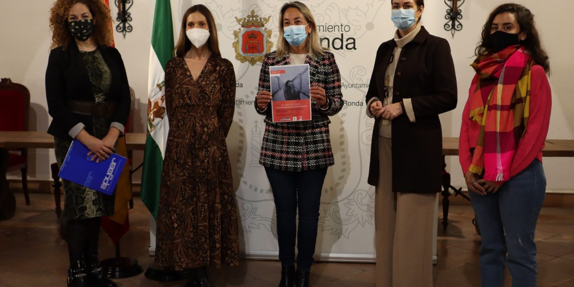 CULTURA PRESENTA ‘MUJERES AL FRENTE’ UNA MUESTRA FOTOGRÁFICA QUE SE VERÁ EN ESCAPARATES DE COMERCIOS LOCALES