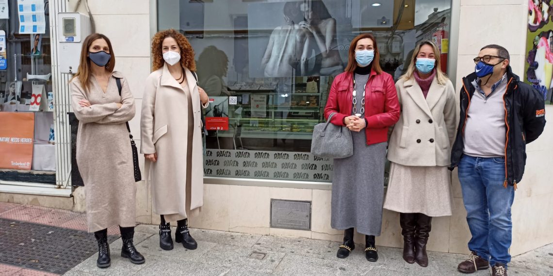 CULTURA INAUGURA LA MUESTRA ‘MUJERES AL FRENTE’ CON FOTOGRAFÍAS EN LOS ESCAPARATES DE COMERCIOS LOCALES