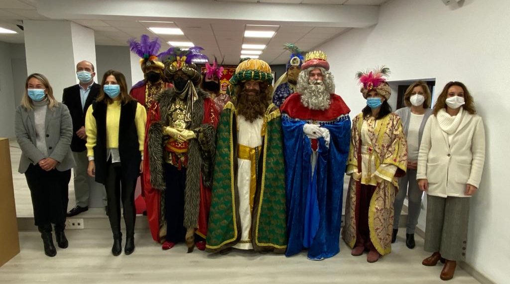 LA ALCALDESA ENTREGA A LOS REYES MAGOS Y A LA CARTERA REAL LAS LLAVES DE RONDA PARA QUE LLEGUEN A TODOS LOS HOGARES