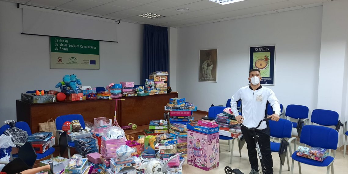 LA DELEGACIÓN DE BIENESTAR SOCIAL RECIBE MÁS DE 300 JUGUETES DE LA ASOCIACIÓN ‘LUM KING KO’