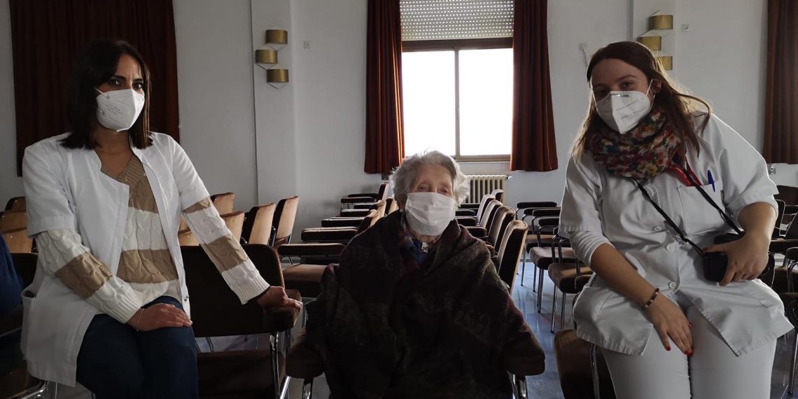 DOLORES, DE 99 AÑOS, SE CONVIERTE EN LA PRIMERA VACUNADA EN RONDA CONTRA LA COVID-19