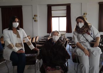DOLORES, DE 99 AÑOS, SE CONVIERTE EN LA PRIMERA VACUNADA EN RONDA CONTRA LA COVID-19