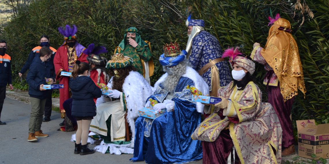 LOS REYES MAGOS Y LA CARTERA REAL COMIENZAN SU PROGRAMA DE ACTIVIDADES EN RONDA VISITANDO TODAS LAS PEDANÍAS