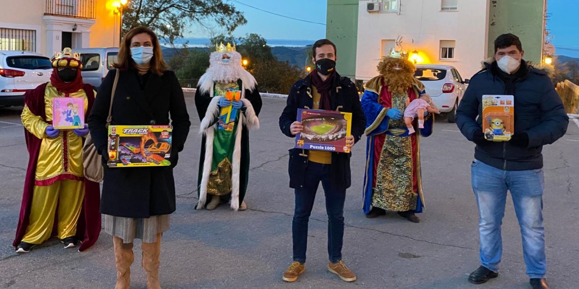 LA AA.VV. DE EL FUERTE REPARTE POR PRIMERA VEZ JUGUETES A LOS NIÑOS DEL BARRIO JUNTO A LOS REYES MAGOS