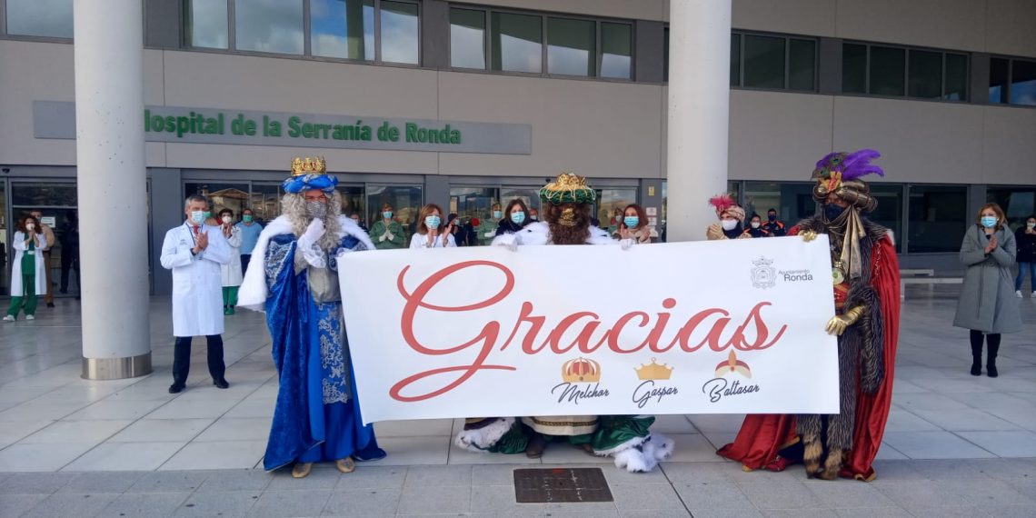 LOS REYES MAGOS Y LA CARTERA REAL HACEN UN HOMENAJE A LOS PROFESIONALES DE ‘PRIMERA LÍNEA’ EN SU VISITA AL HOSPITAL